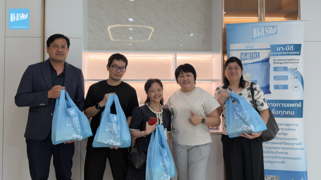 ทีมผู้บริหาร บริษัท มา-จัสมิน จำกัด และ สวทช. ร่วมถ่ายภาพหลังการสัมภาษณ์ความร่วมมือโครงการ FoodSERP ด้าน มา-บีดี อาหารทางการแพทย์